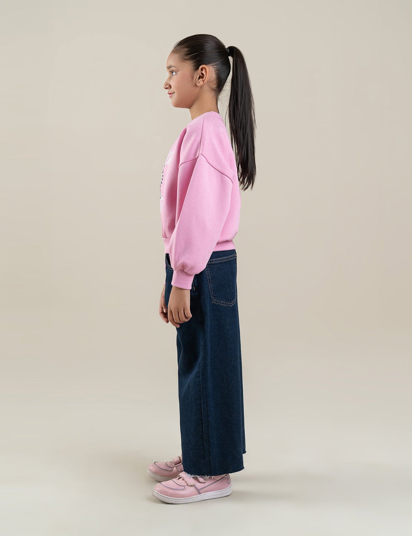 KINDNESS MATTERS GRAPHIC SWEATSHIRT